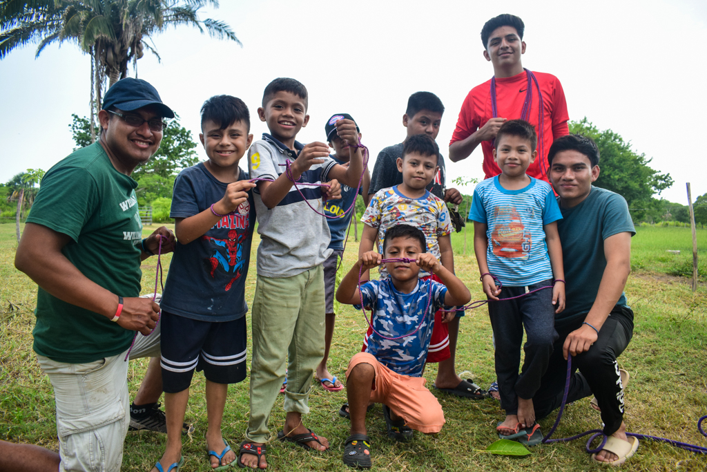 Grupos pequeños en el entorno del campamento
